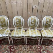 Suite de 4 chaises médaillons de style Louis XVI rechampi blanc cassé