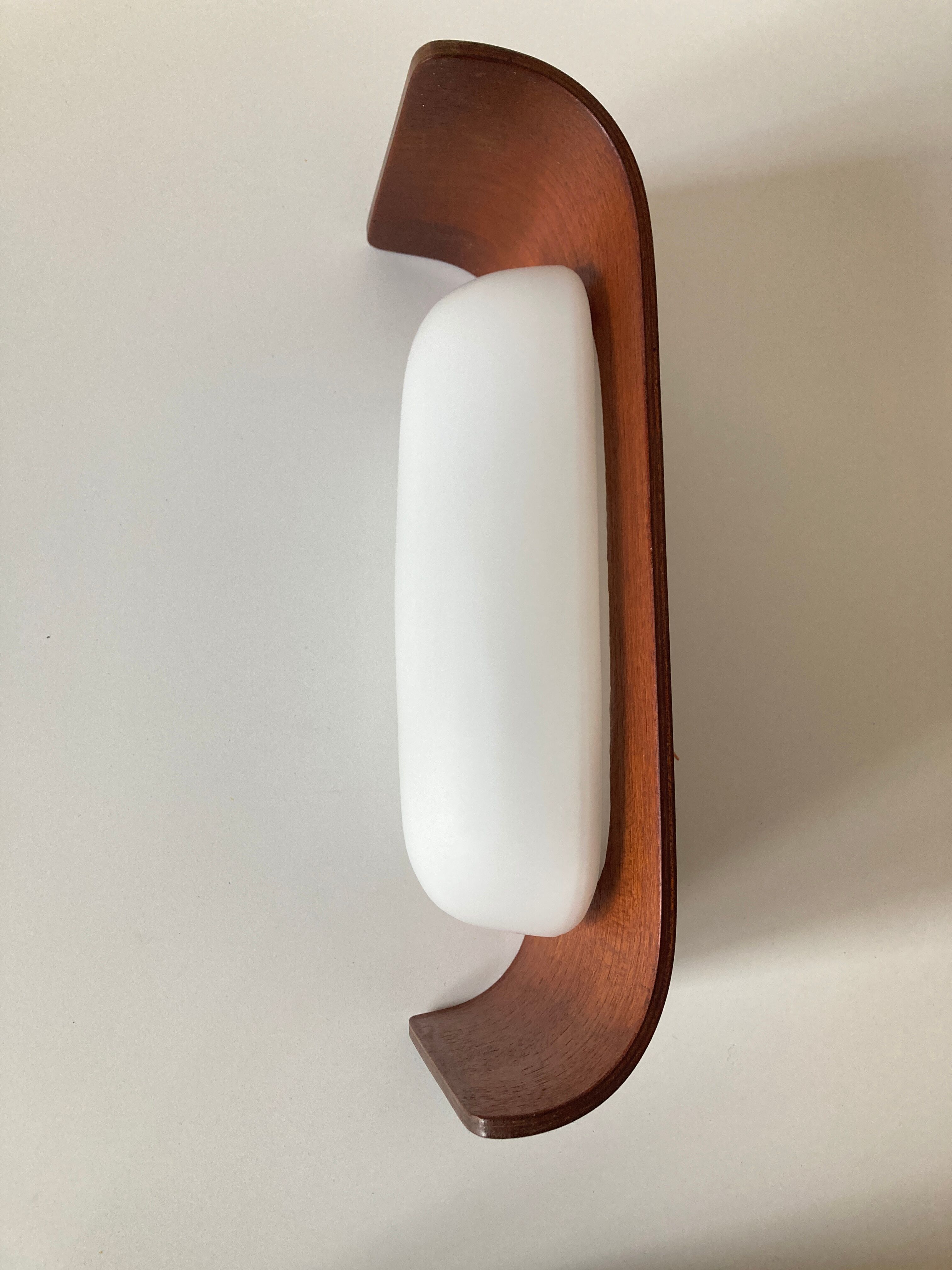 Wall lamp Goffredo Reggiani in teak wood and opaline 1960