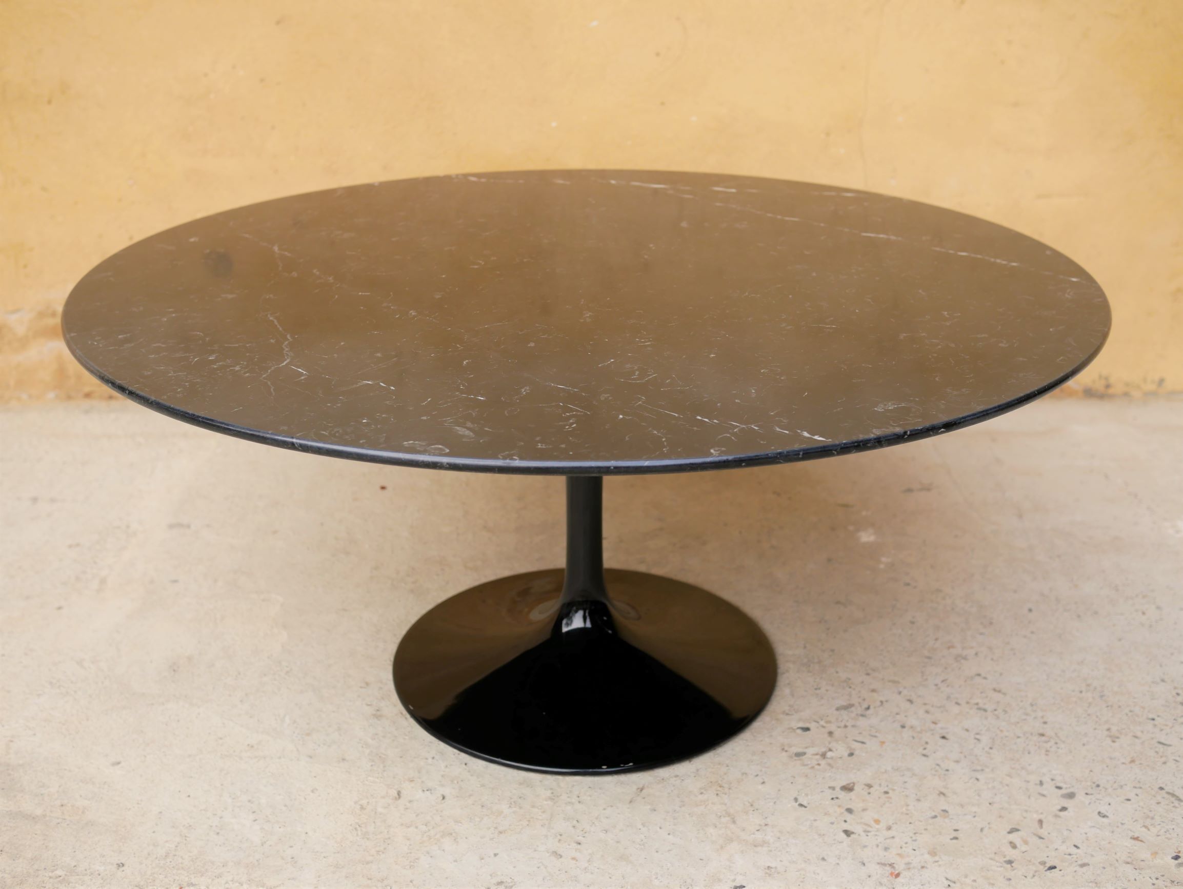 Table basse tulipe vintage en marbre noir