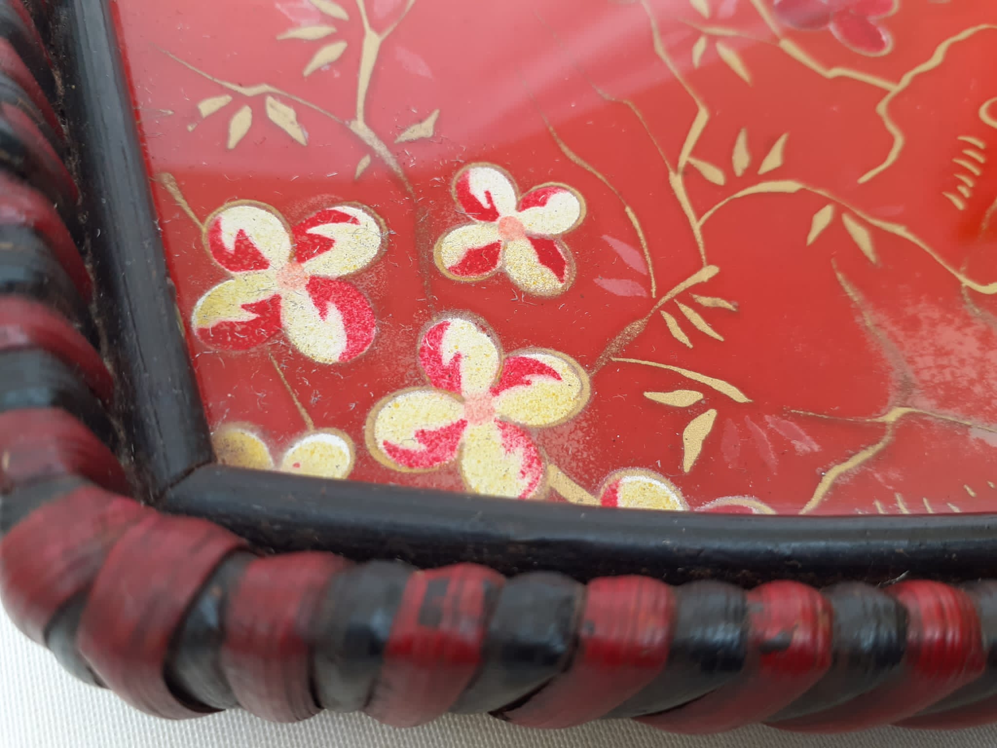 Plateu fixed under glass