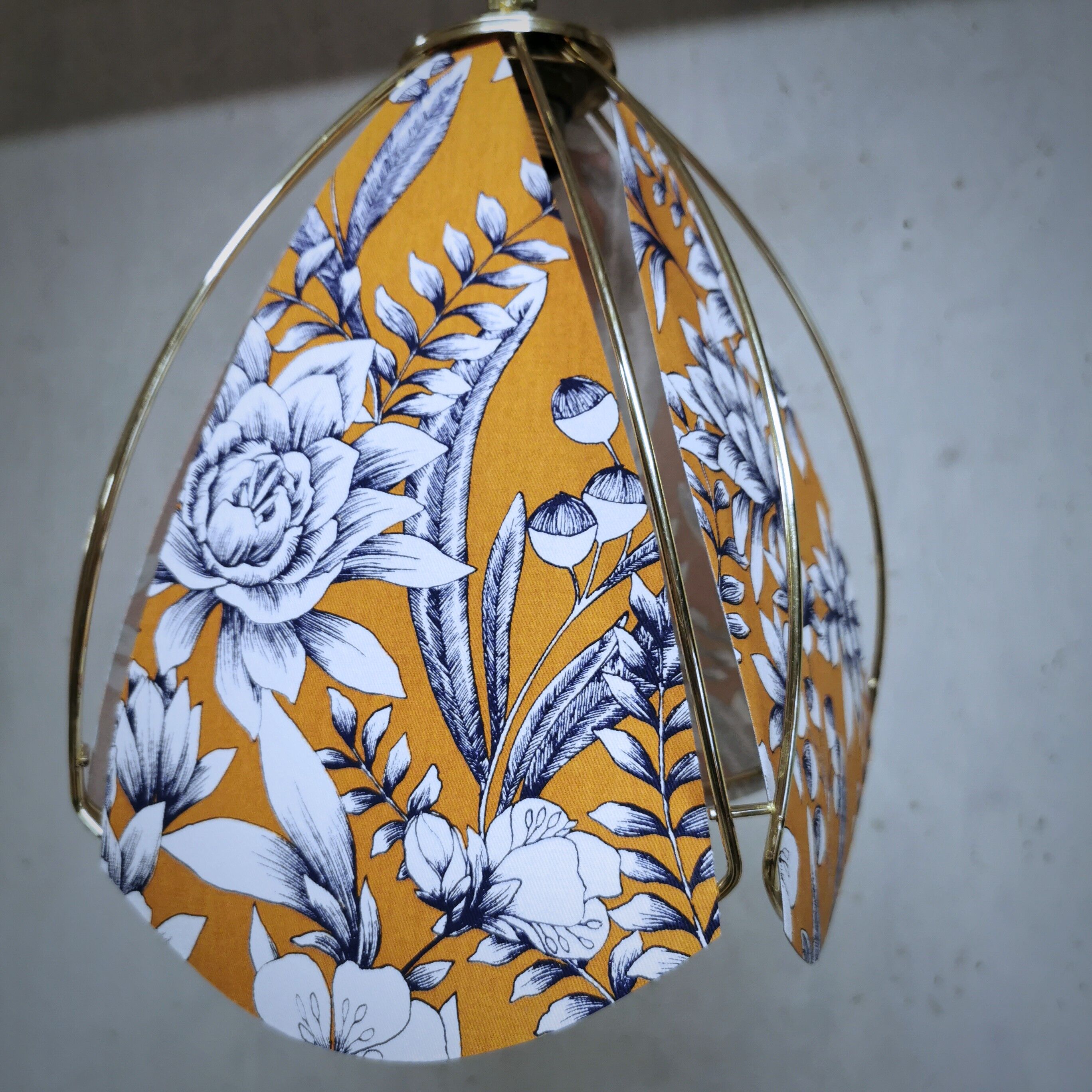 Suspension en tissu fleuri orange et bleu