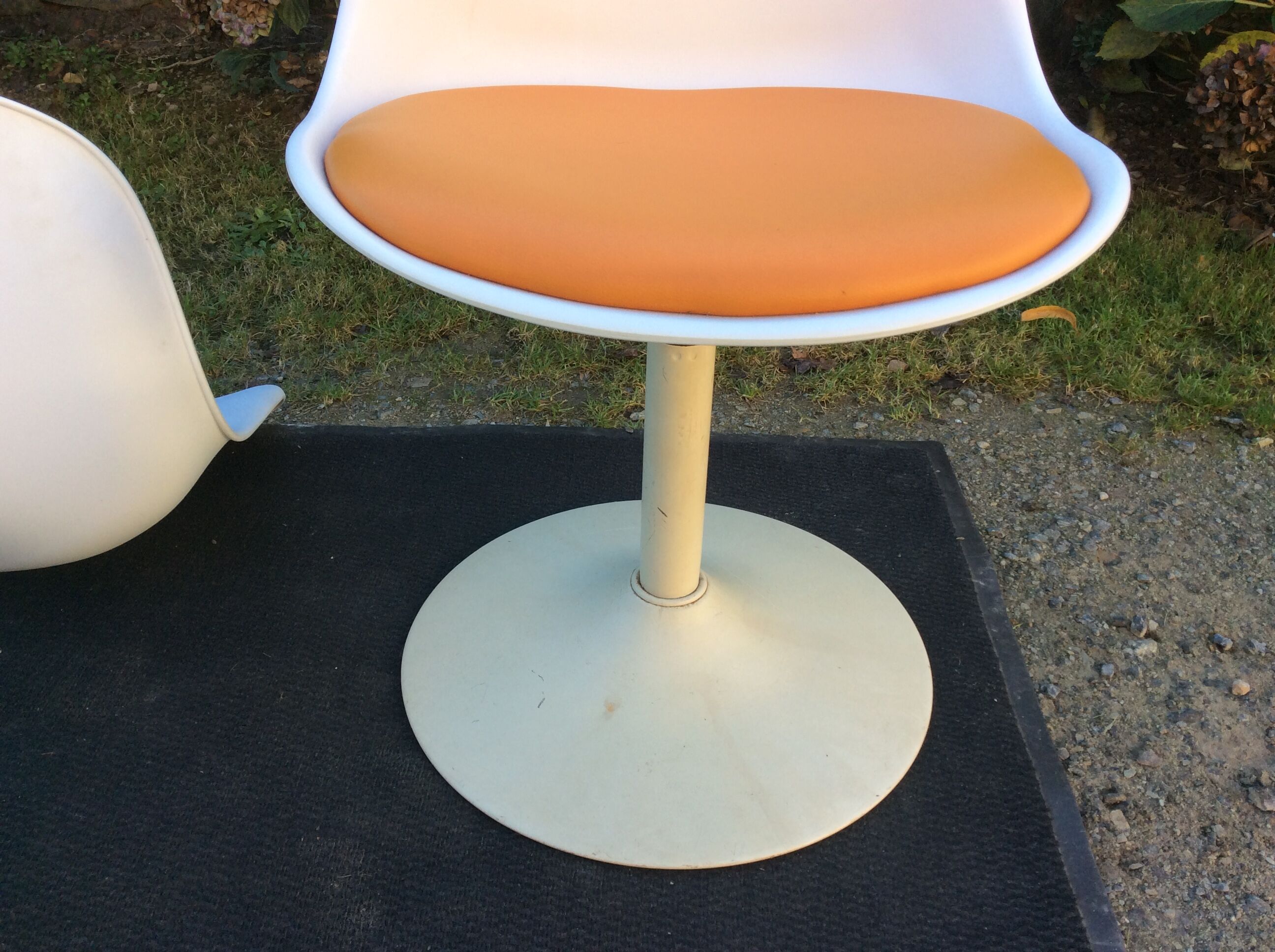 Vintage chair with tulip base in white lacquered metal pvc back and seat in orange Skaï.