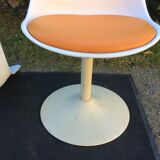 Vintage chair with tulip base in white lacquered metal pvc back and seat in orange Skaï.