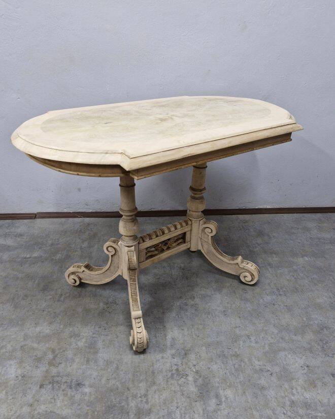 Very beautiful eclectic table.