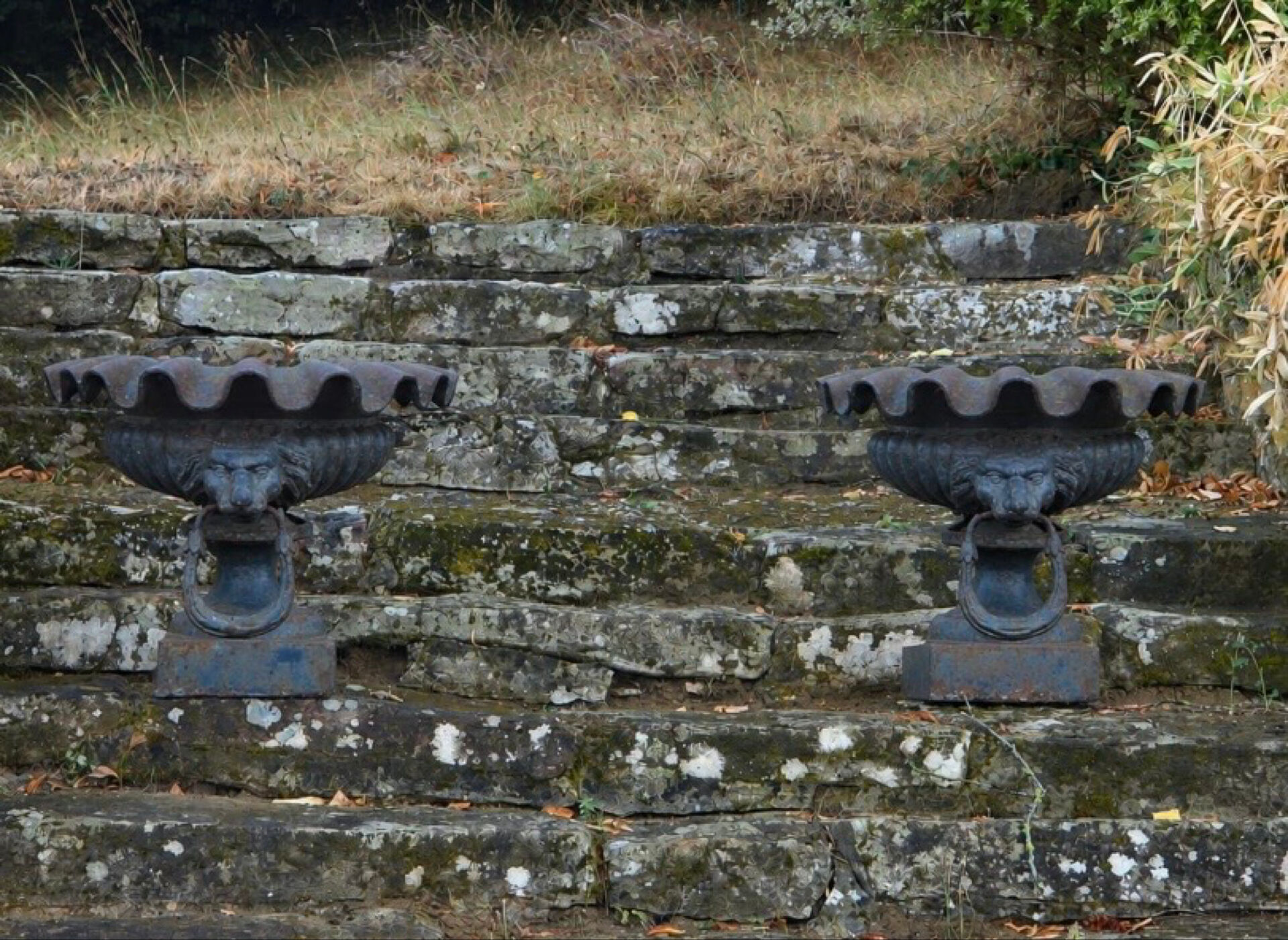 Pair of Médicis vases in cast iron