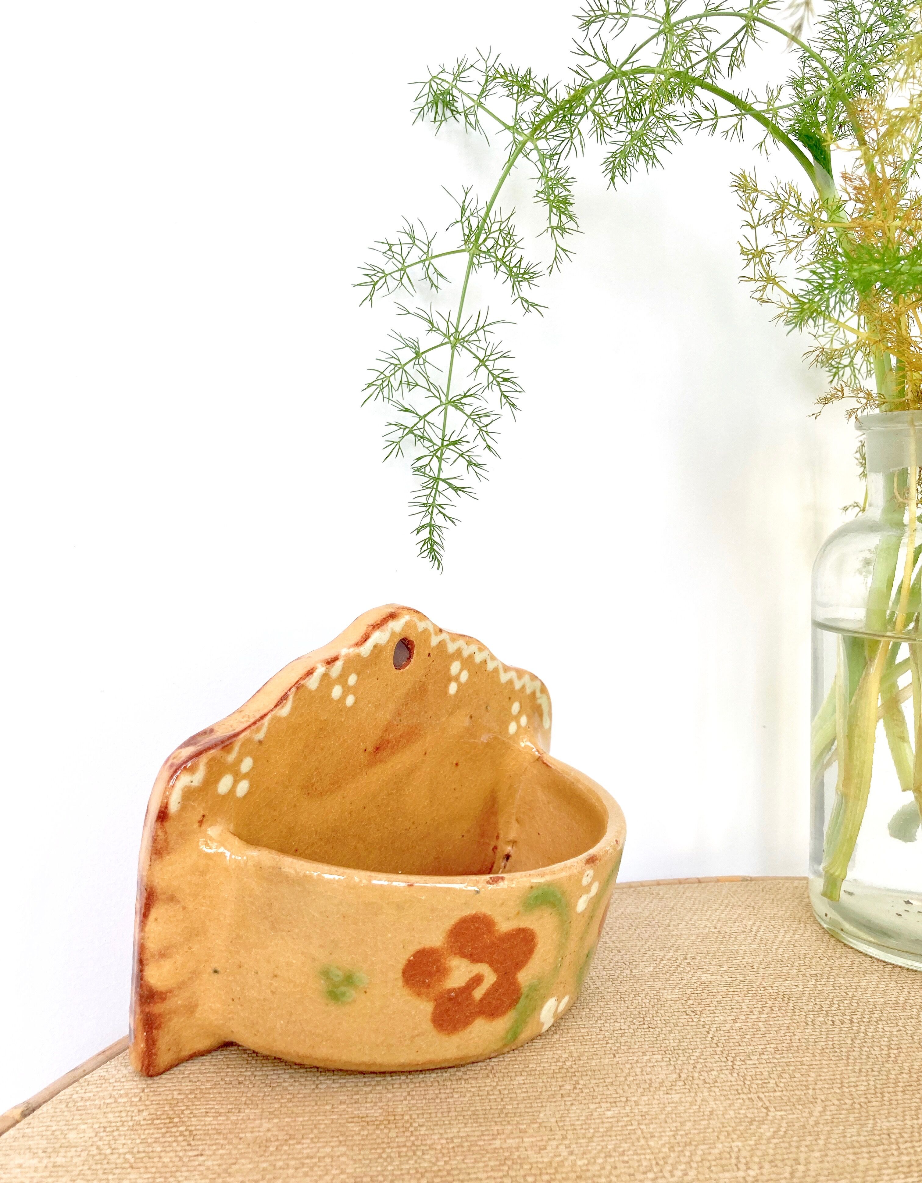 Empty pocket, soap holder wall