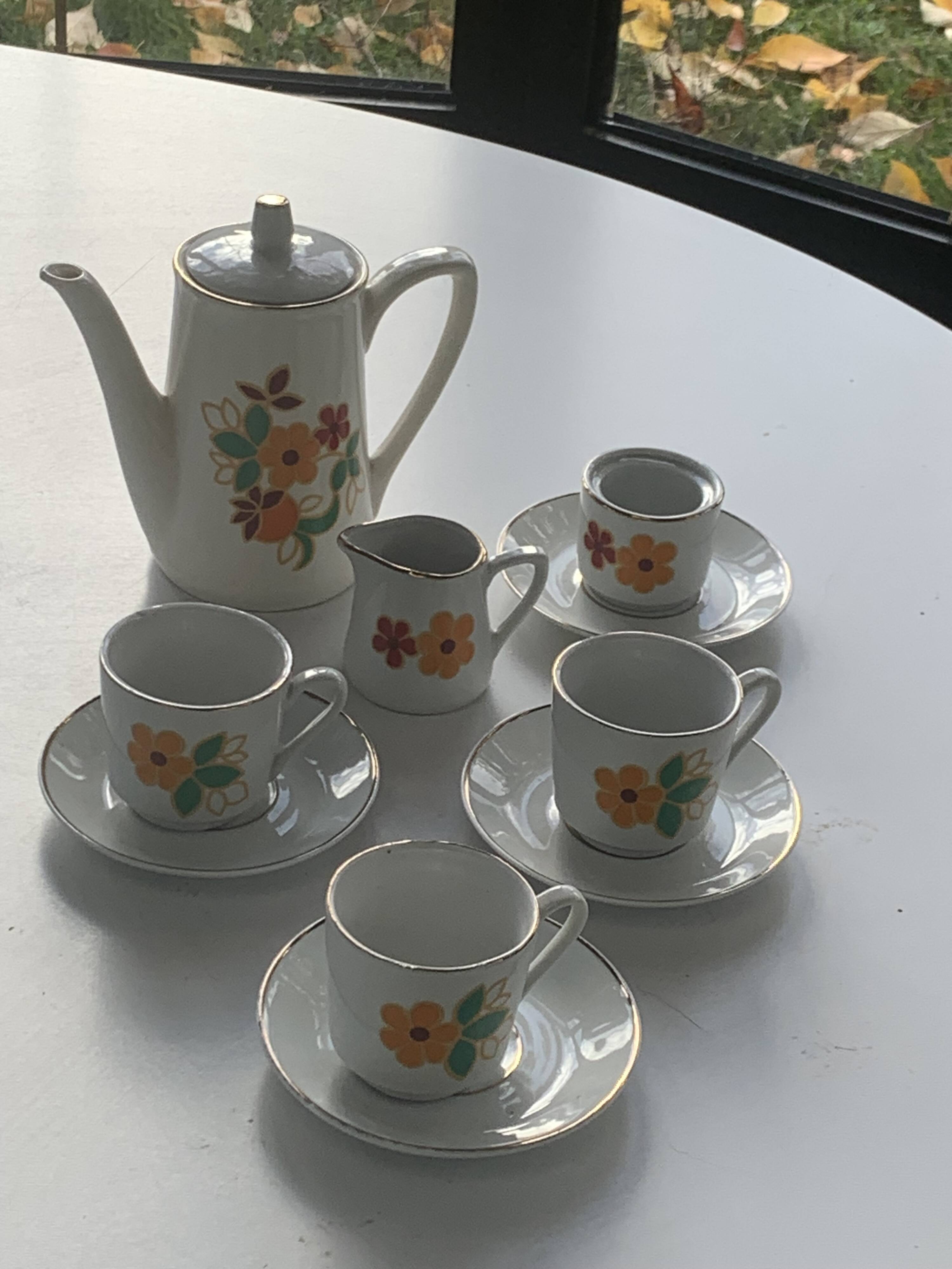 Porcelain dinette for dolls consisting of a coffee maker, cups and saucers, vintage