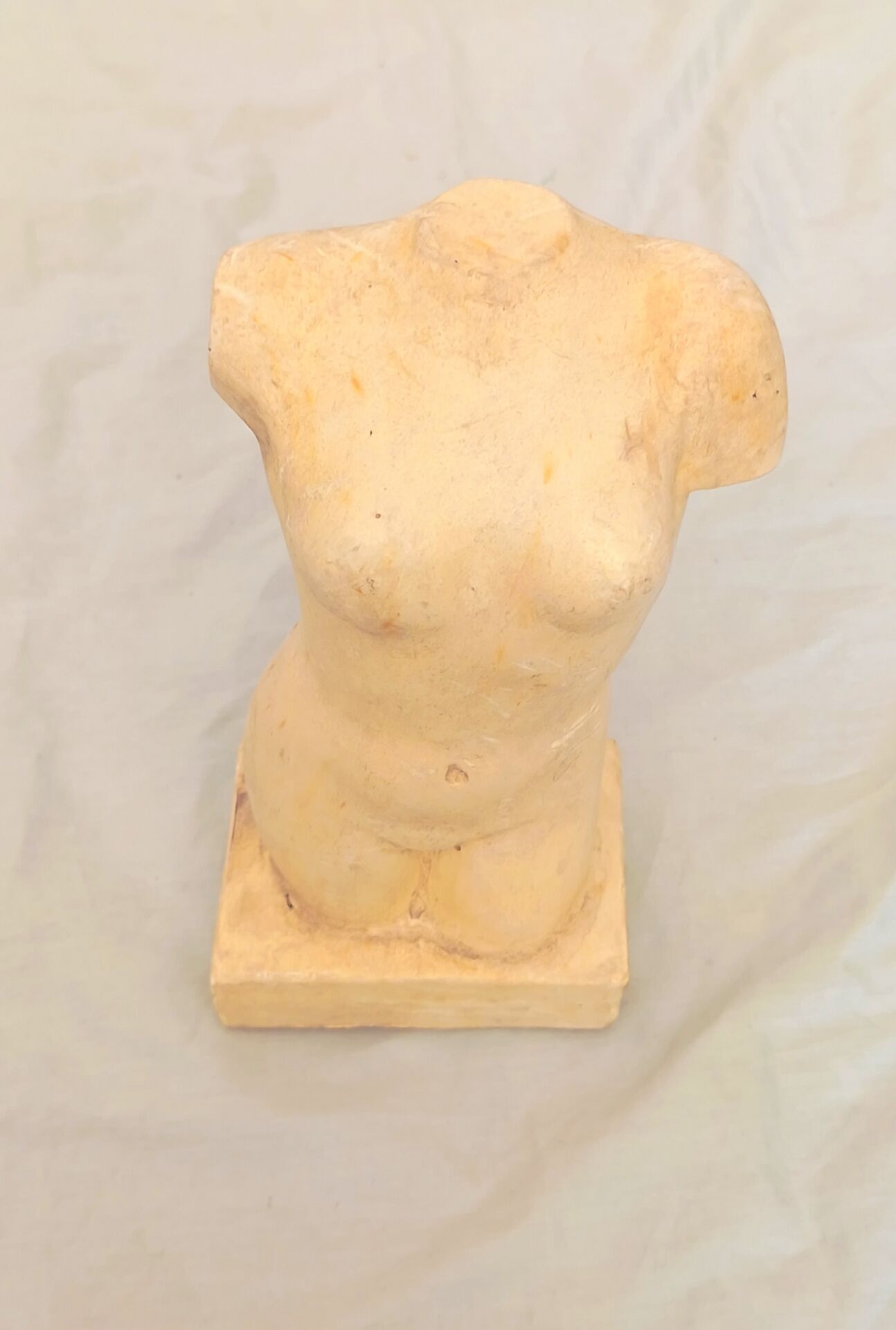 Sculpture en pierre de torse féminin