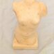 Sculpture en pierre de torse féminin
