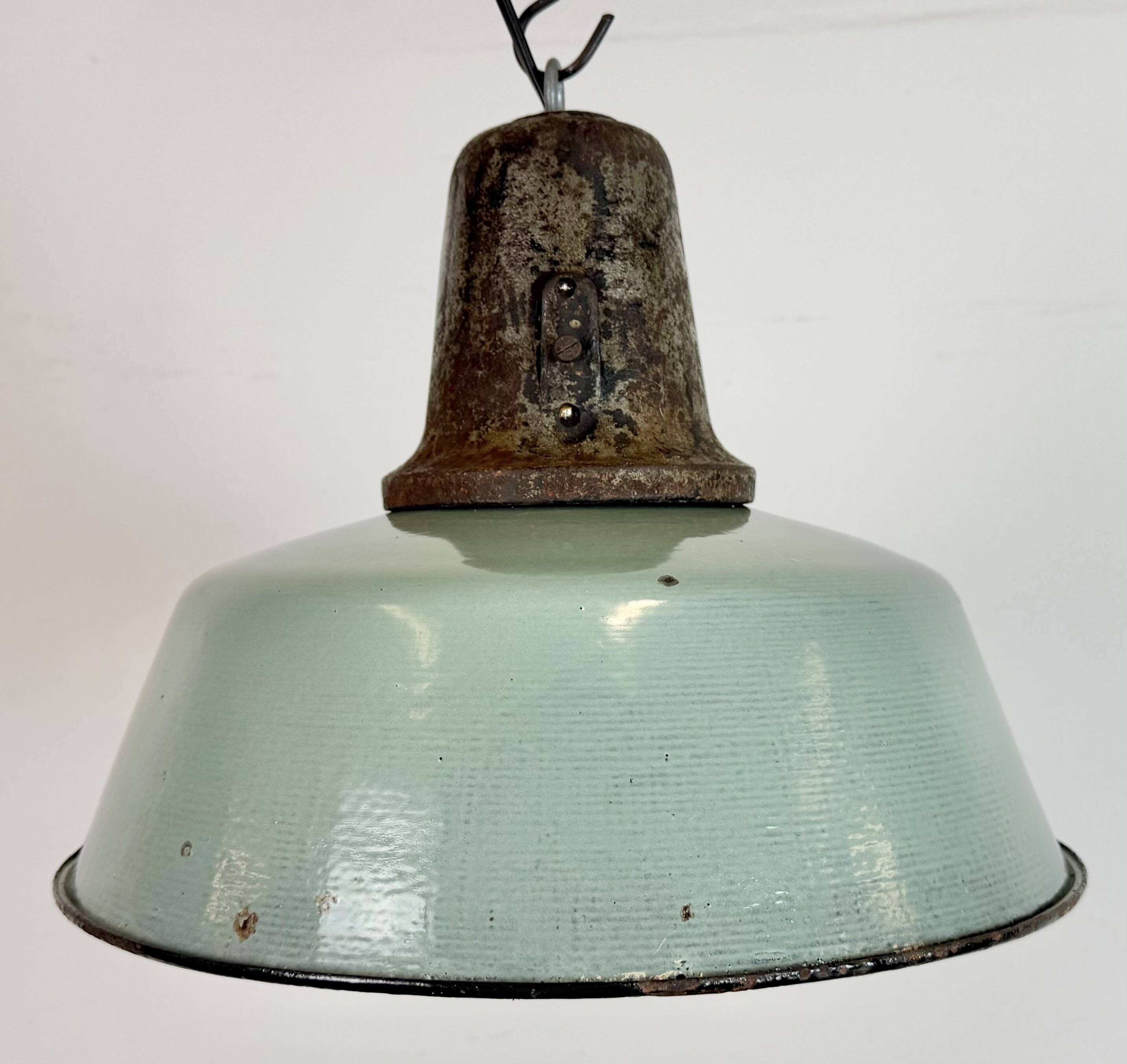 Lampe d'usine industrielle en émail à pétrole avec dessus en fonte, années 1960