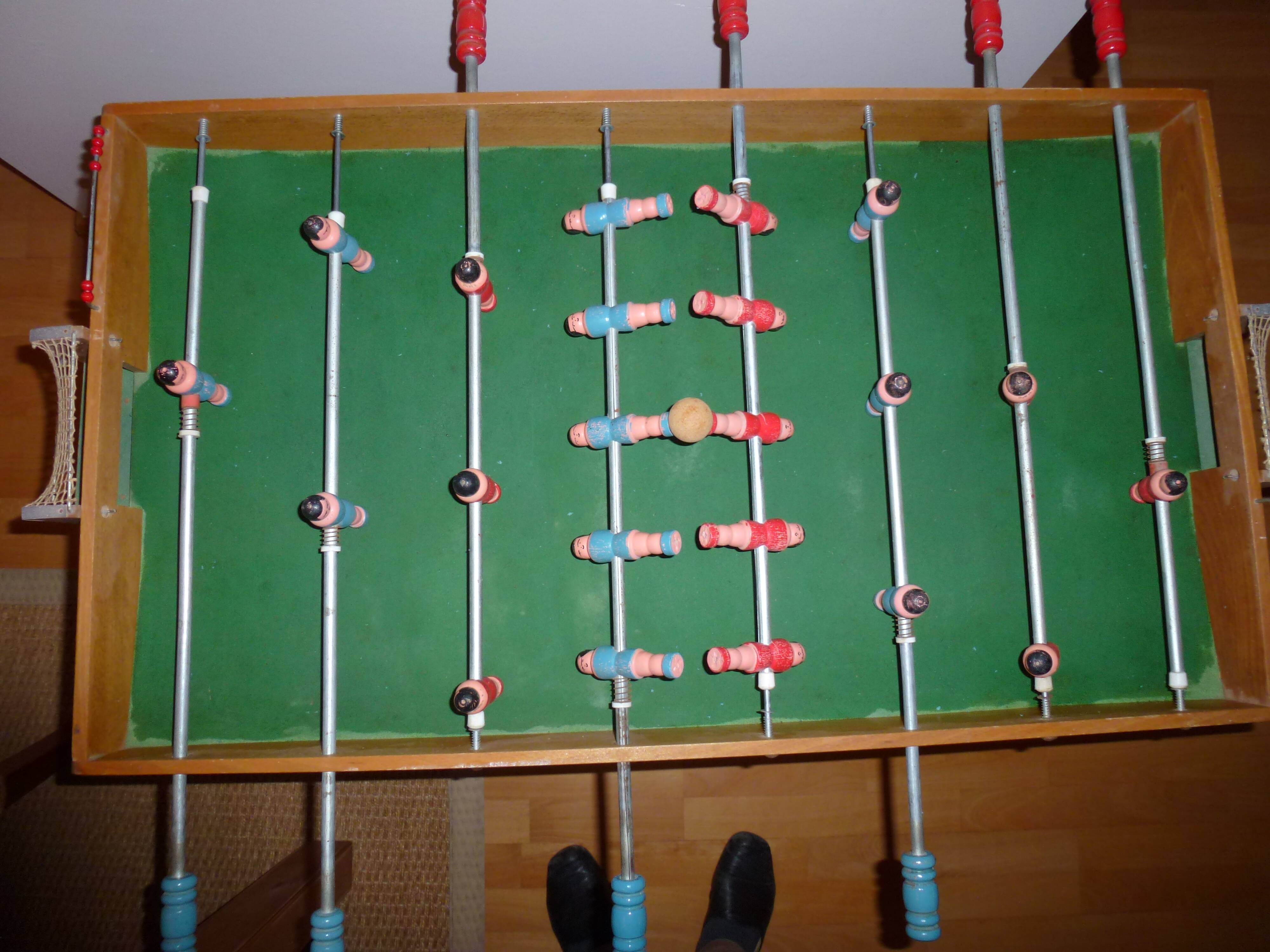 Pretty baby-foot child brand samub vintage year 60 in very good condition seen in years. bars slide very well.  all the colors are original.  with the goals 1.05 width 54cm top length 78cm