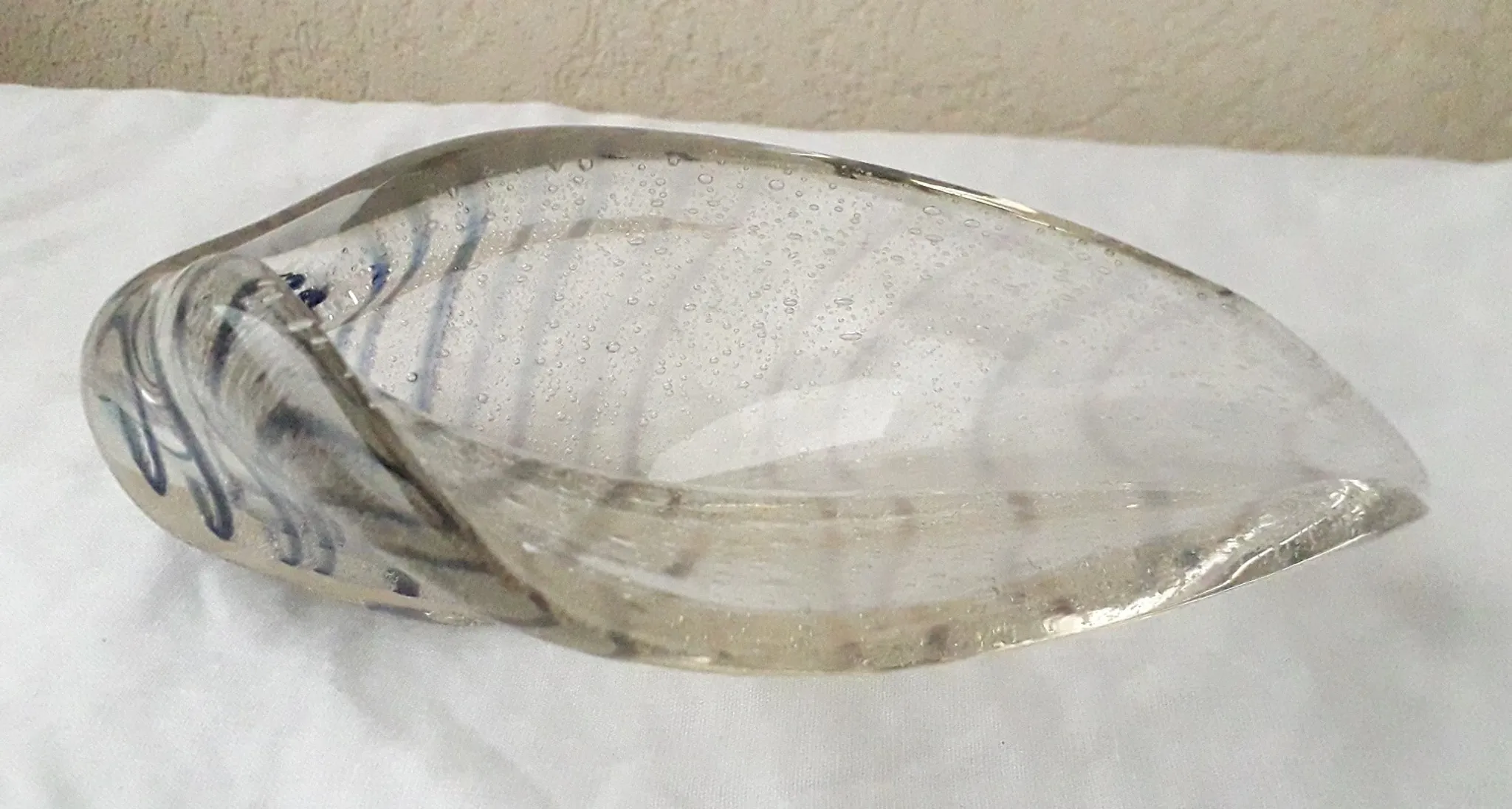 Shell-shaped glass catchall