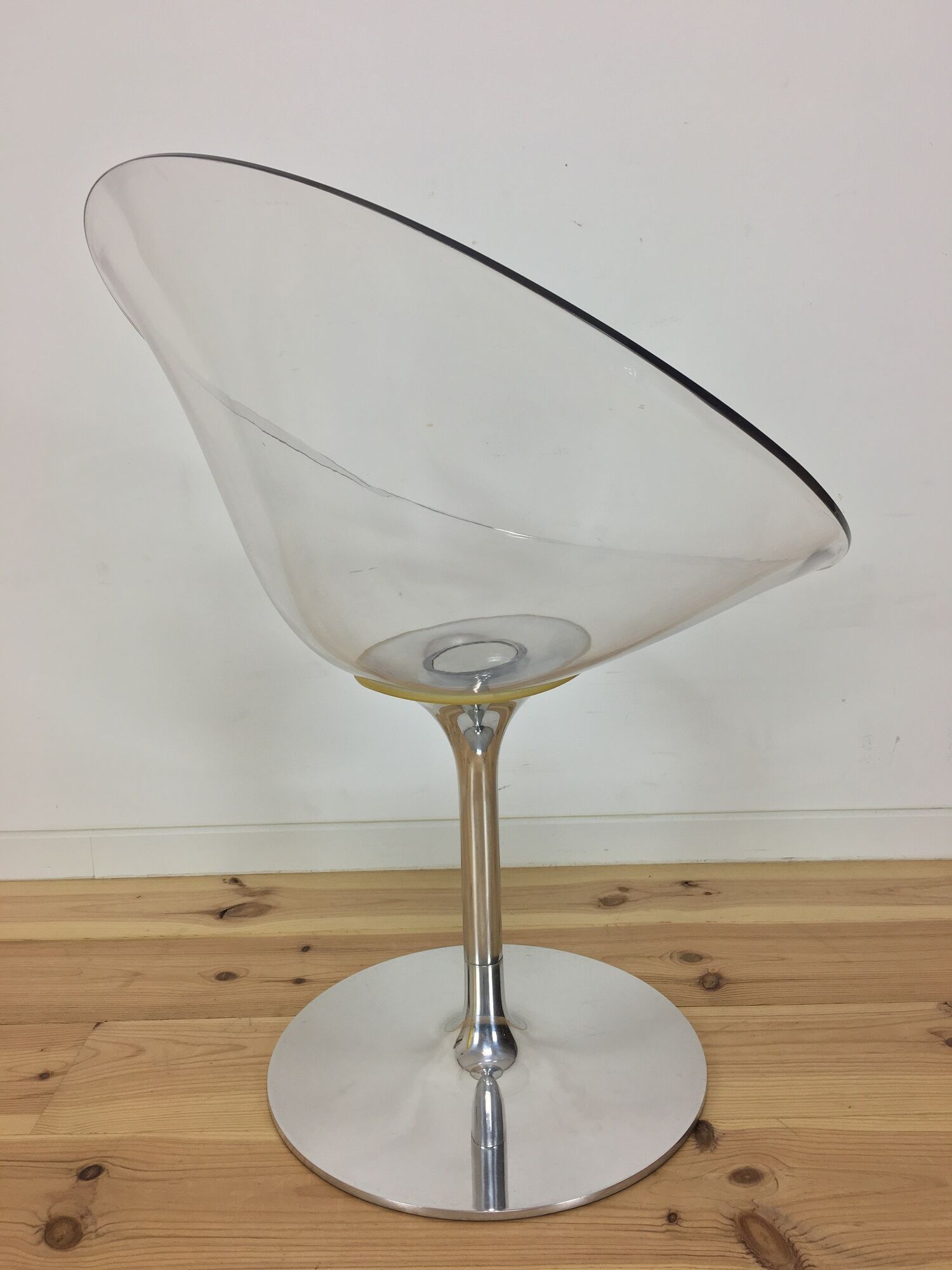 Eros foot armchair tulip Plexiglas and aluminum, by Philippe Starck
