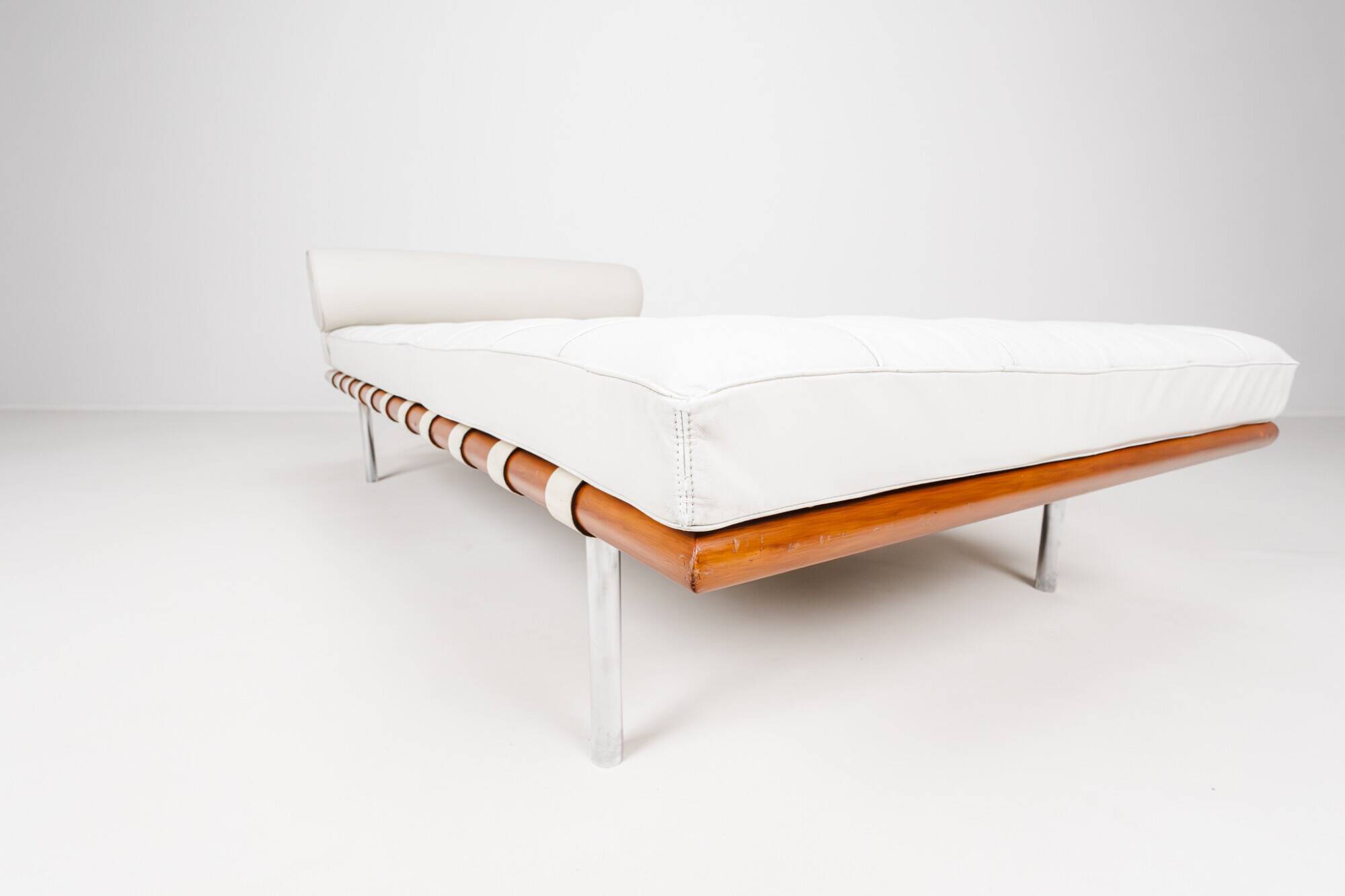 Barcelona daybed by Ludwig Mies van der Rohe fro Knoll, 1980s