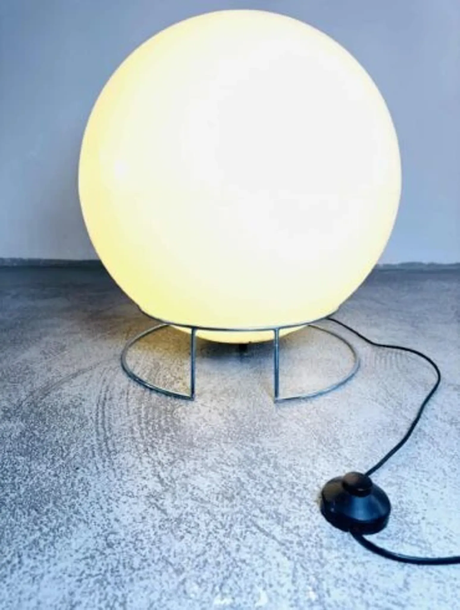 Lampe de table D-2128 par Raak Amsterdam, Pays-Bas, années 1970.