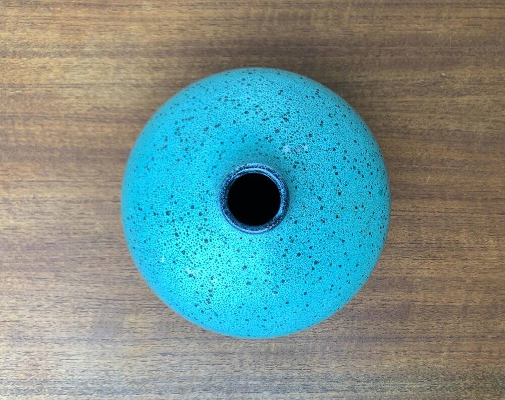 Mid-century German minimalist studio pottery vase by Siegfried Gramann for Töpferhof Römhild, 1960s.