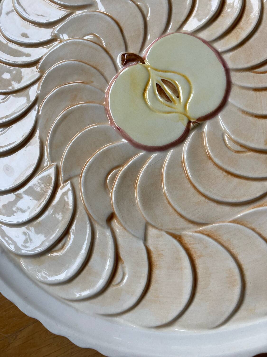 Pie dish on a stand, majolica, apple