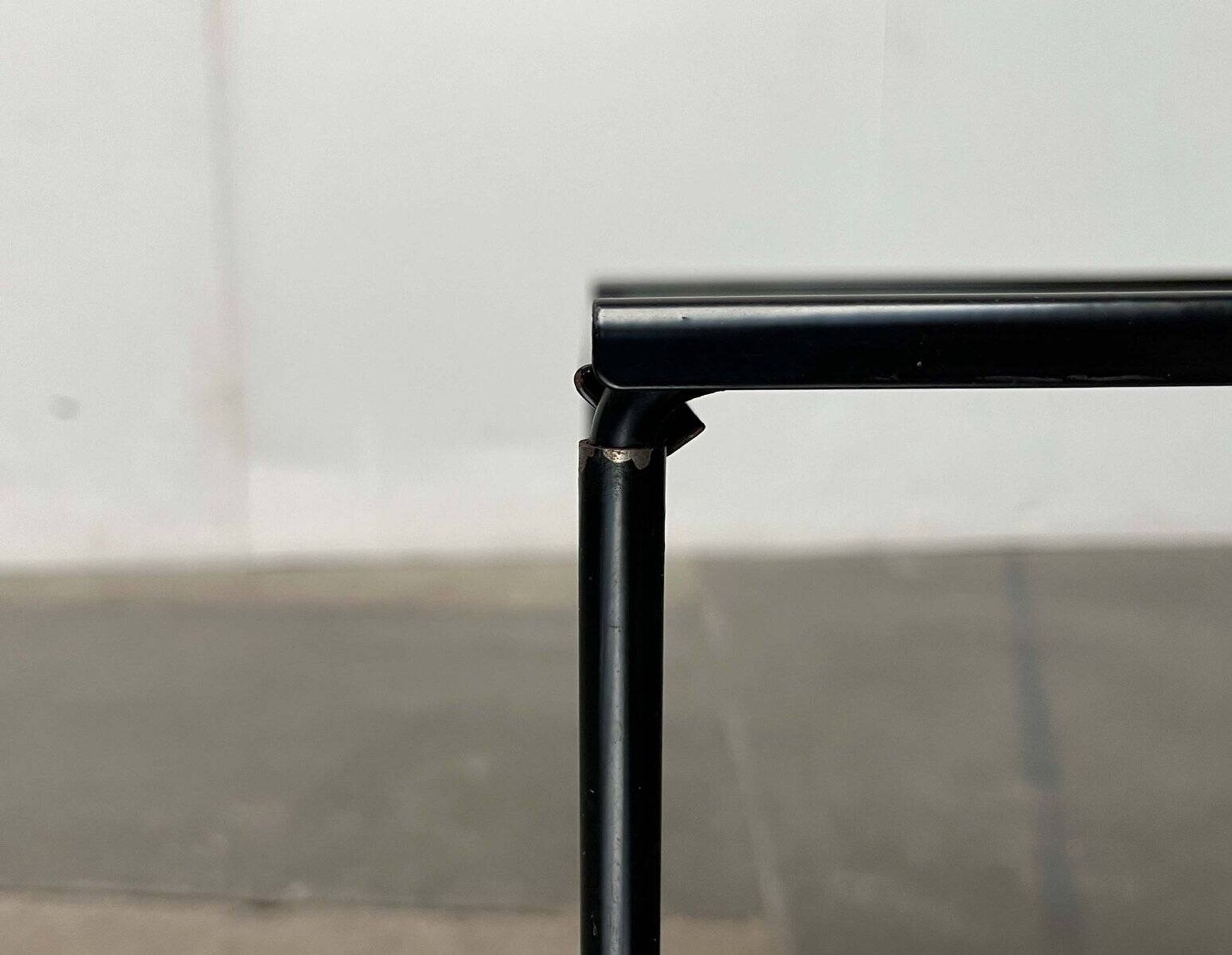Table d'appoint postmoderne en métal perforé Ikea, années 1980