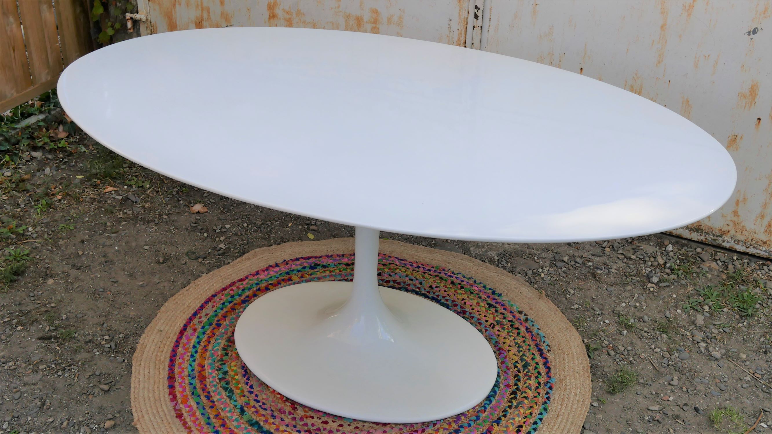 Oval tulip table