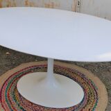 Oval tulip table