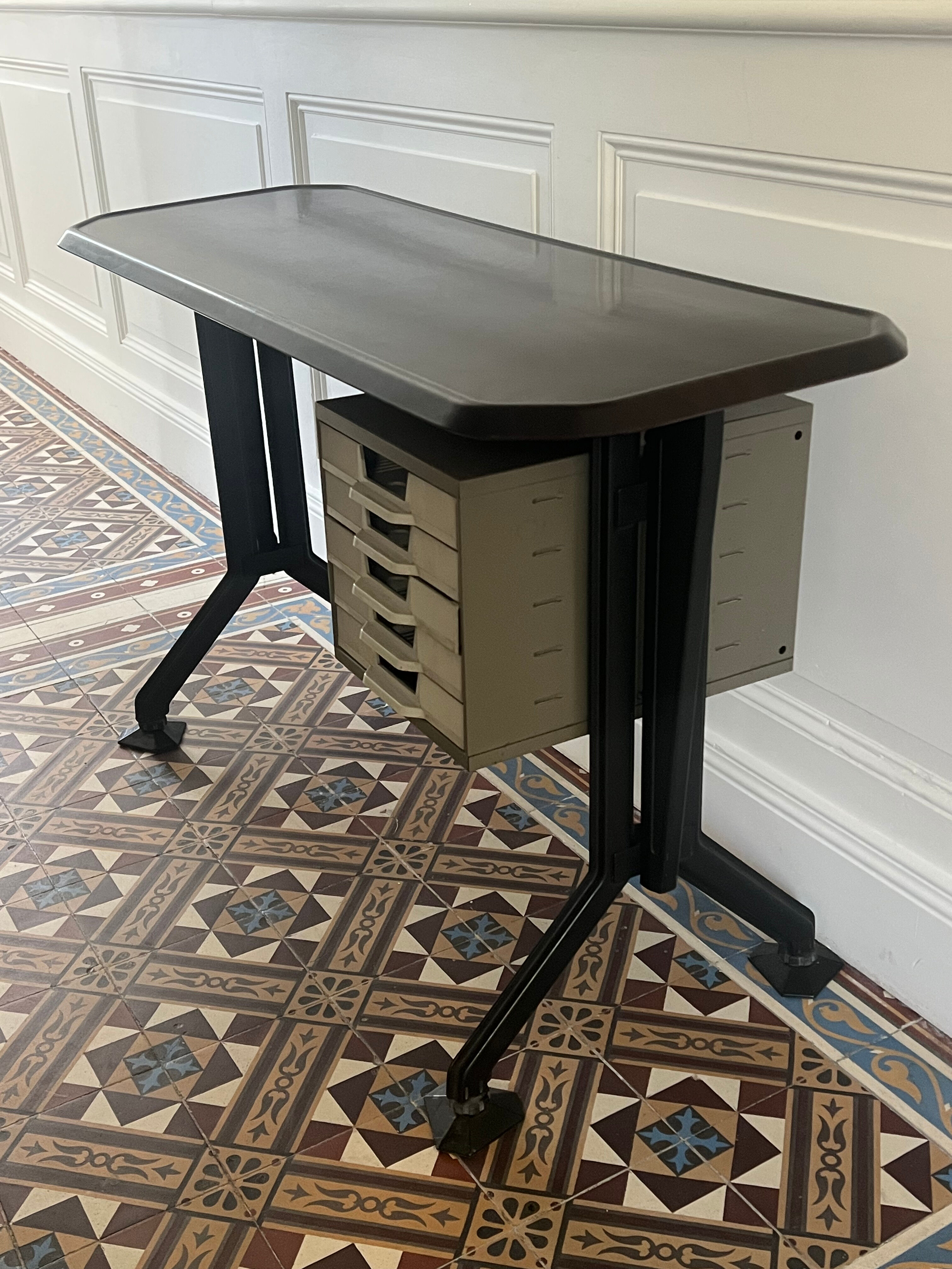 Bureau Arco à piétement en arc en métal laqué noir à plateau en résine, studio BBPR pour Olivetti