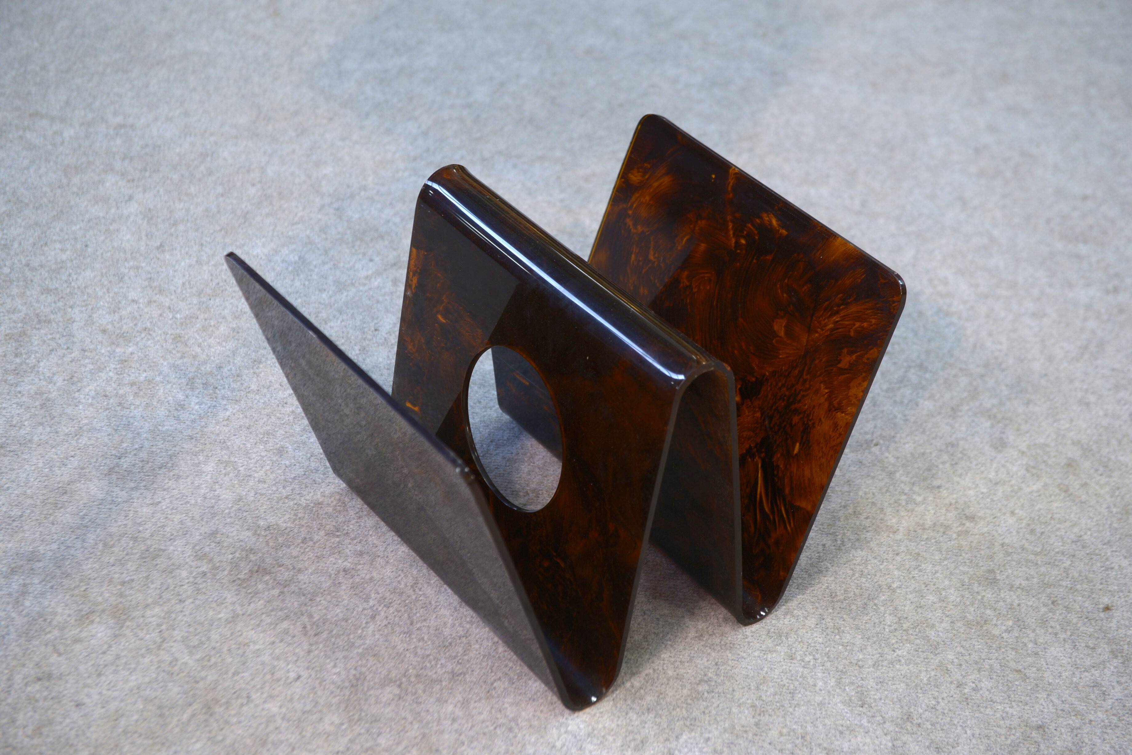 Design magazine rack in resin published by Alpac France 1970