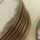 12 assiettes en porcelaine de Limoges à décor de guirlandes et de fruits