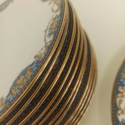 12 assiettes en porcelaine de Limoges à décor de guirlandes et de fruits
