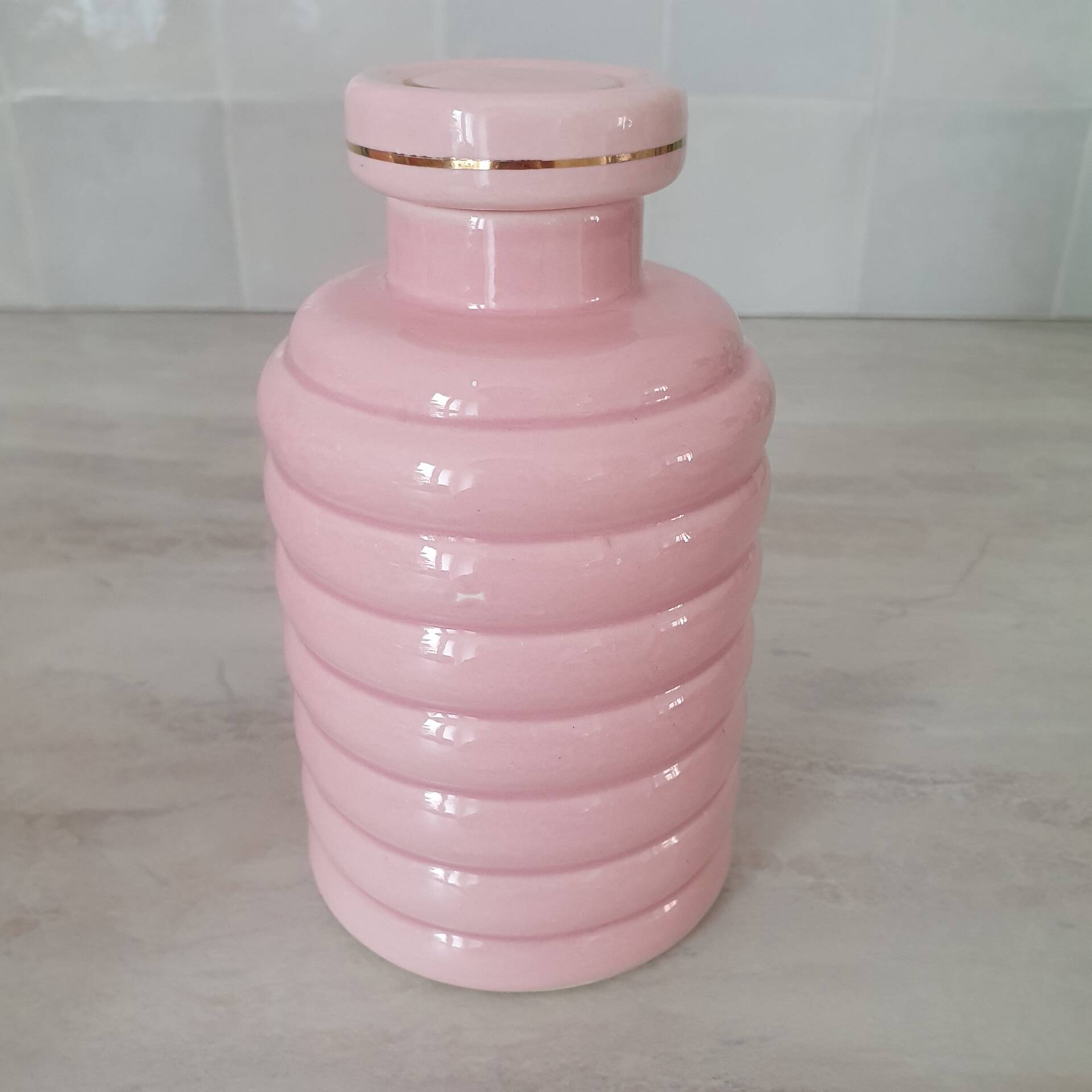 Set of pink and gold ceramic bathroom accessories