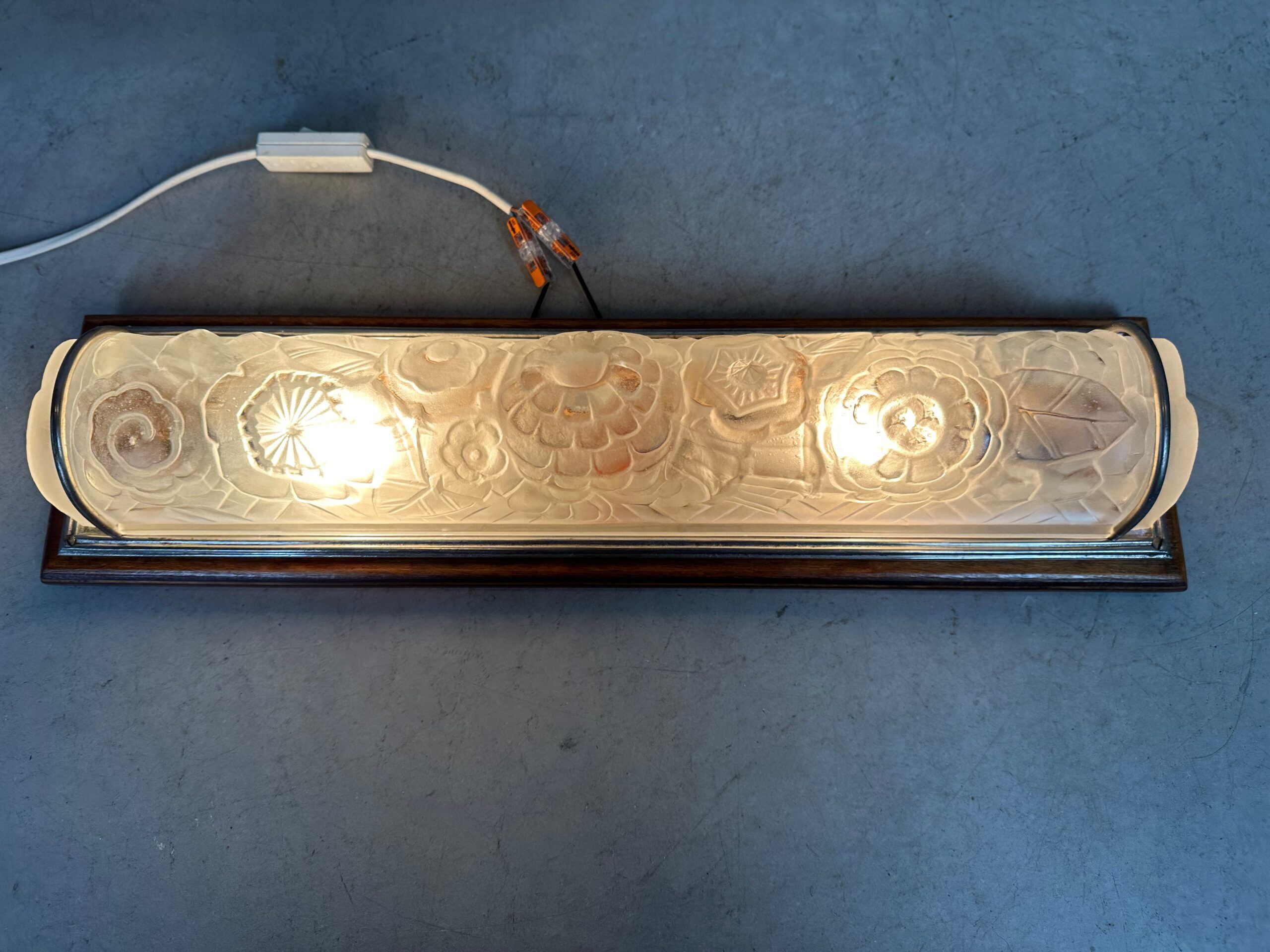 Art nouveau wall lamp