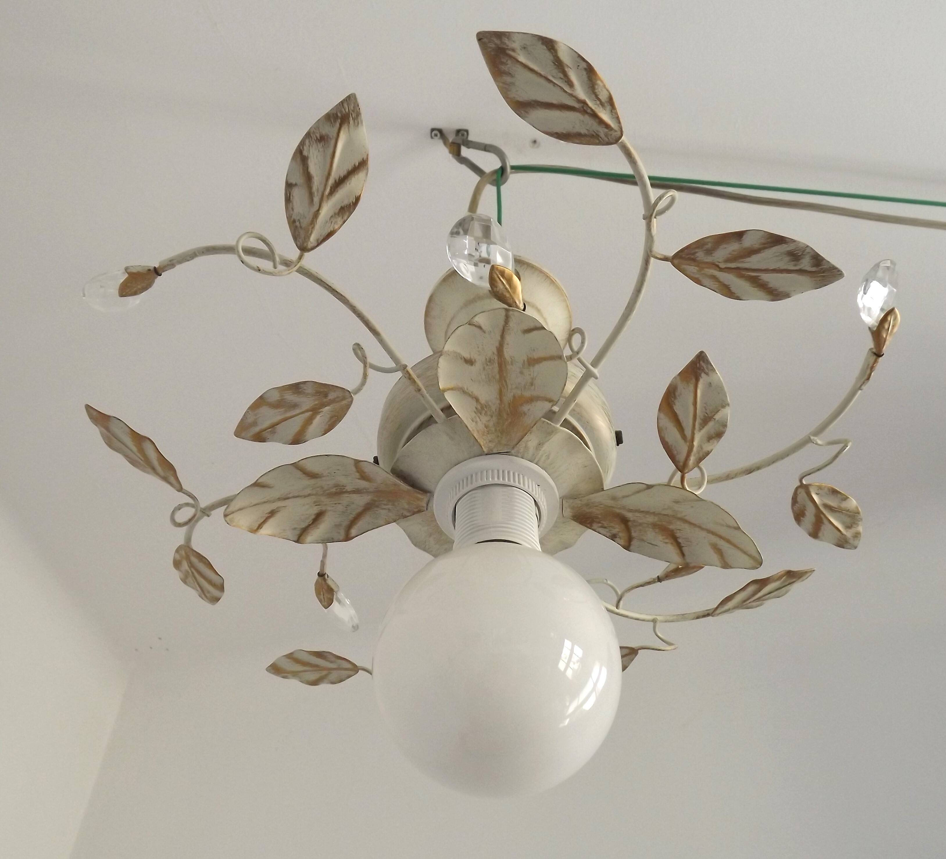 Lustre semi-encastré vintage charmant avec des feuilles et des perles en verre cristal.
