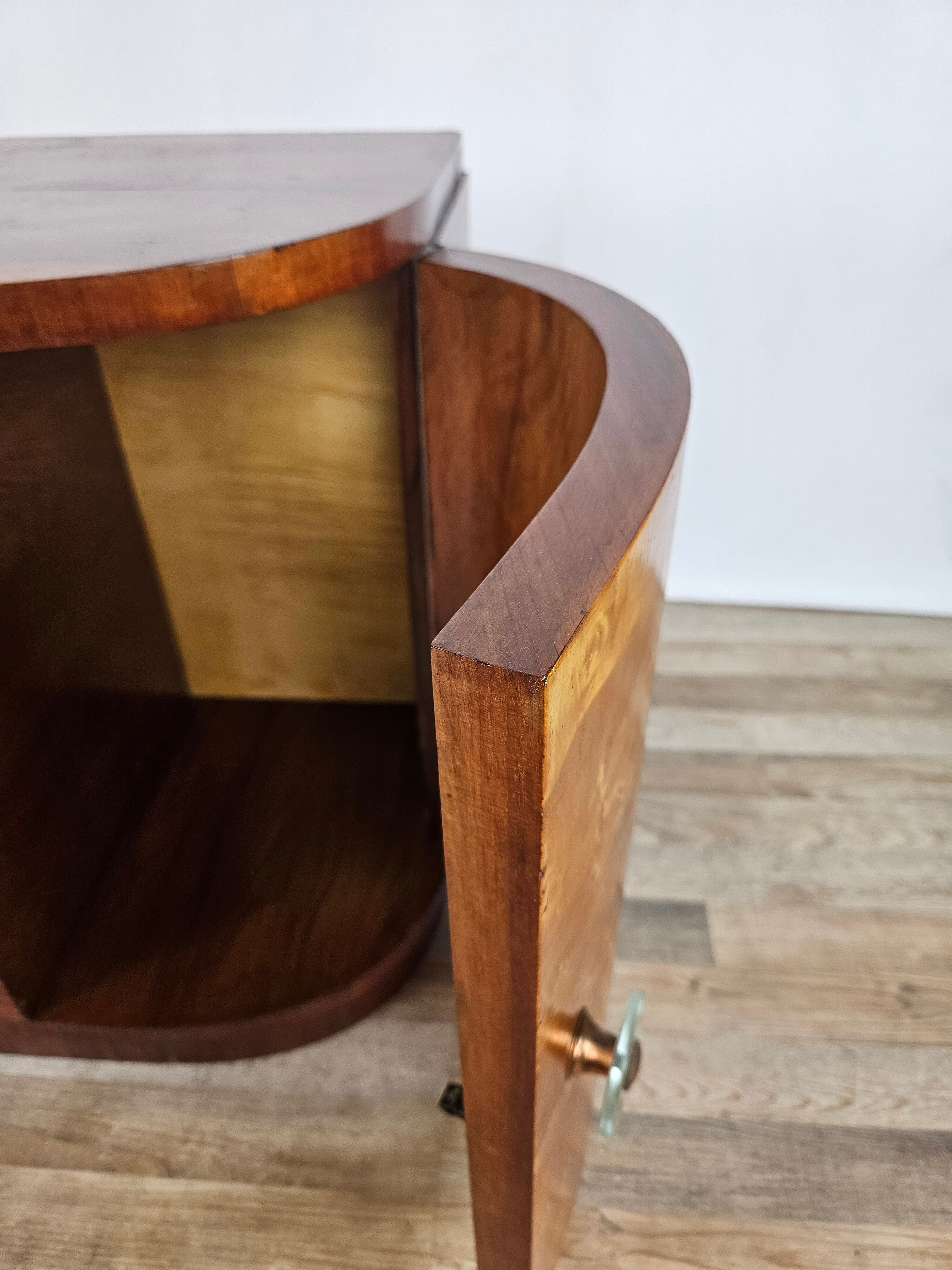 Pair of Art Decò bedside tables in walnut and thuja