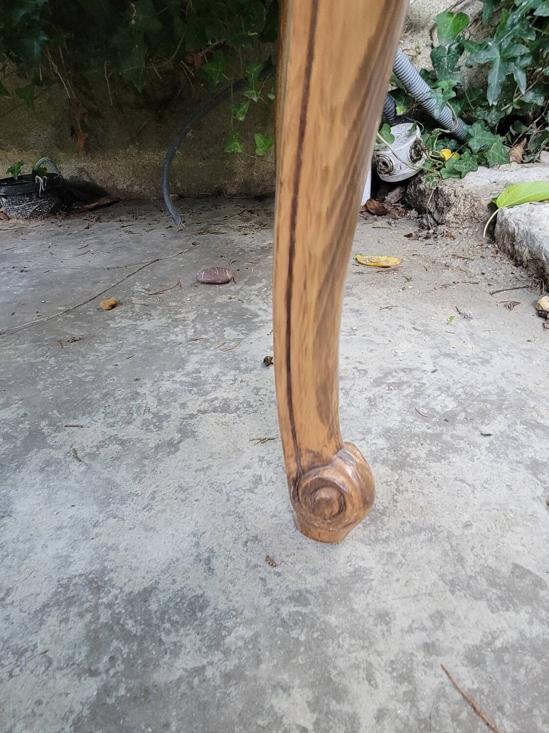 Louis XV coffee table in oak and cherry marquetry.