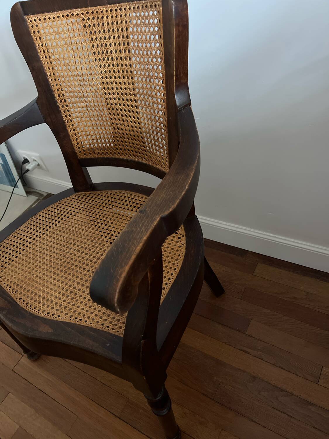 Ancien fauteuil de barbier / coiffeur en cannage