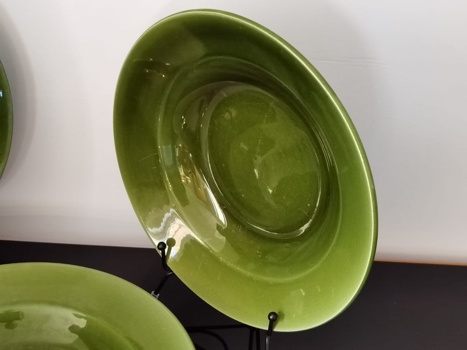 Hollow plates in glazed glazed ceramic green