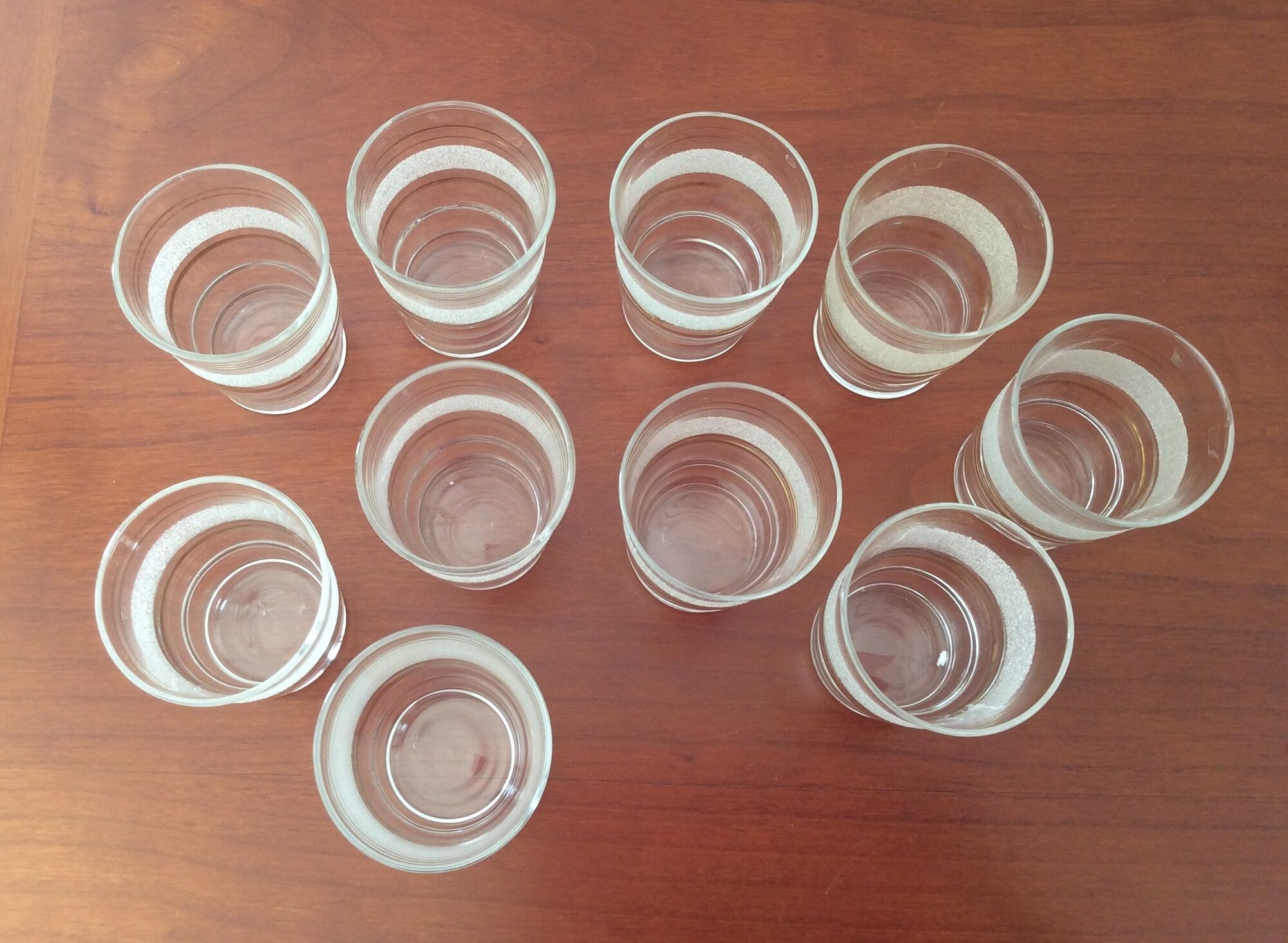 Lot de 10 verres anciens avec bandes granitées et dorées