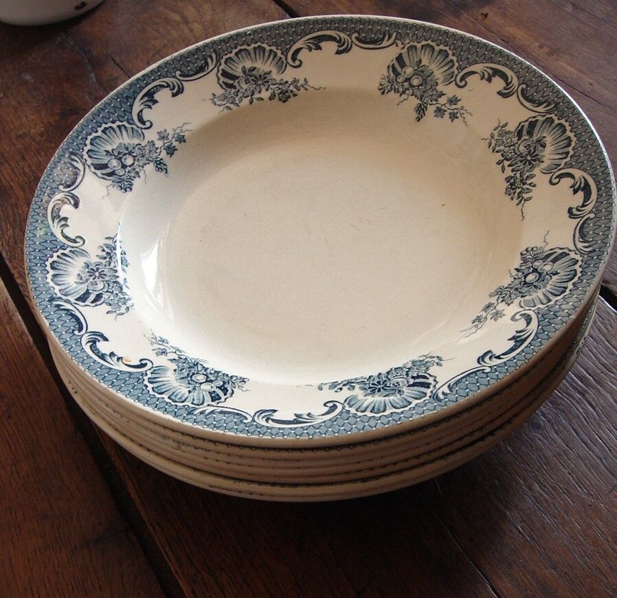 Lot 7 soup plates blue