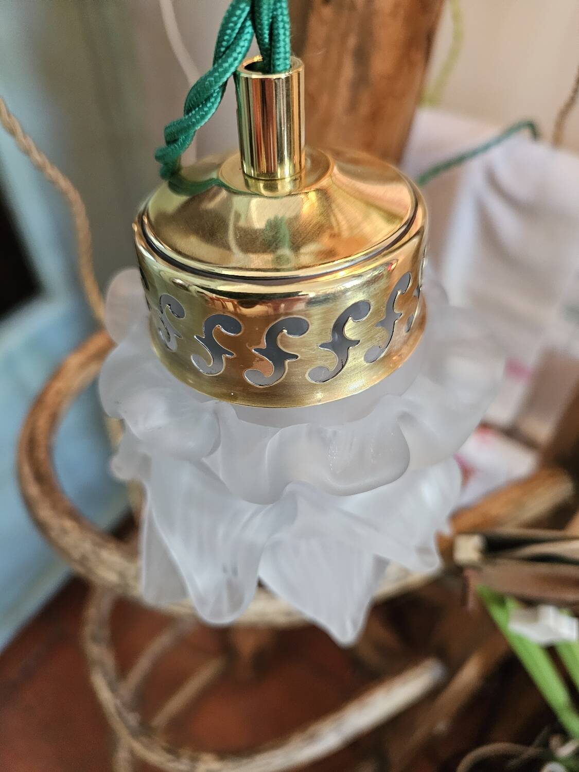 Glass paste flower suspension