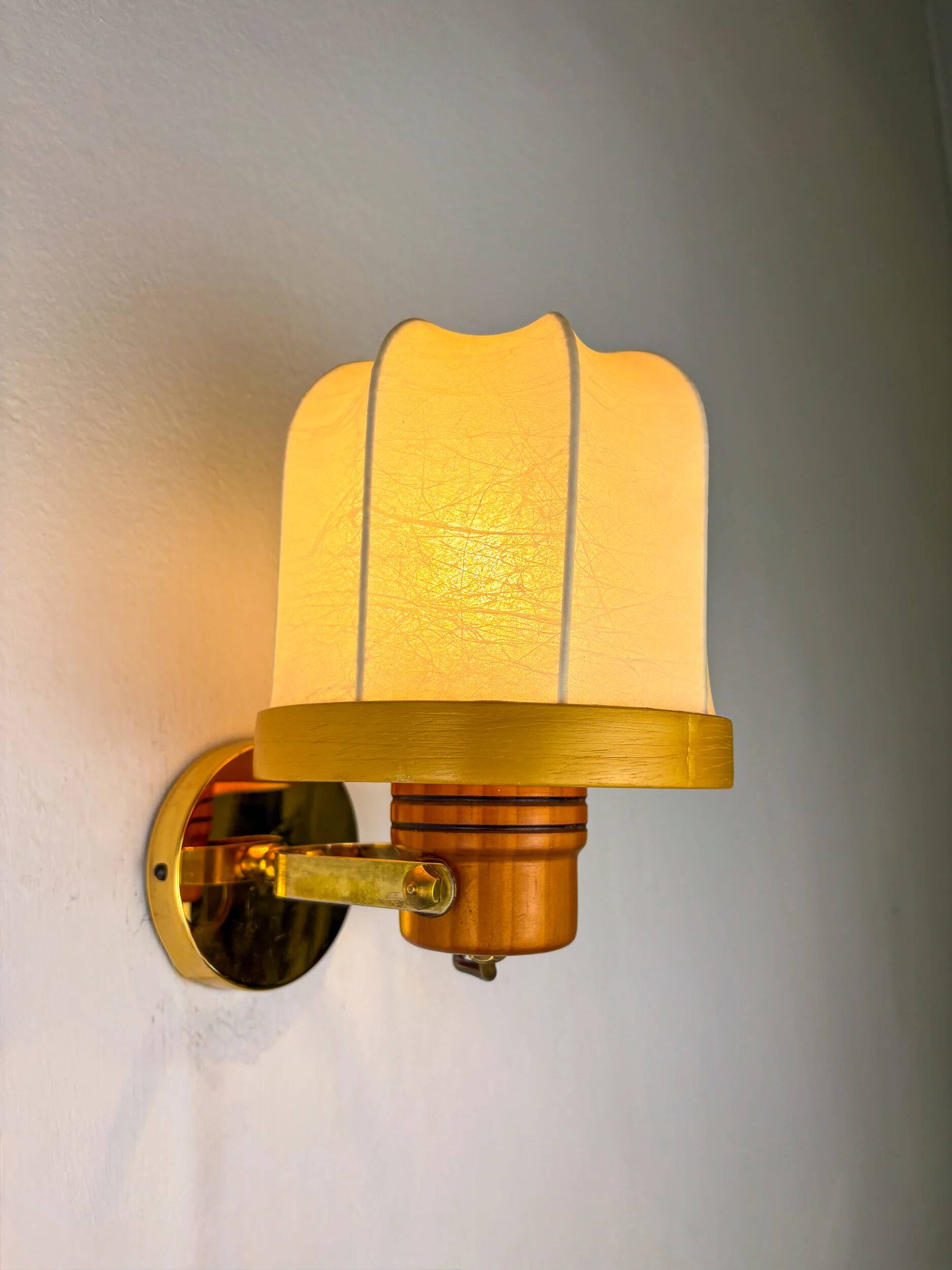 Italian articulated "Cocoon" wall light, resin and pine, 1970s