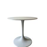 White tulip design round dining table