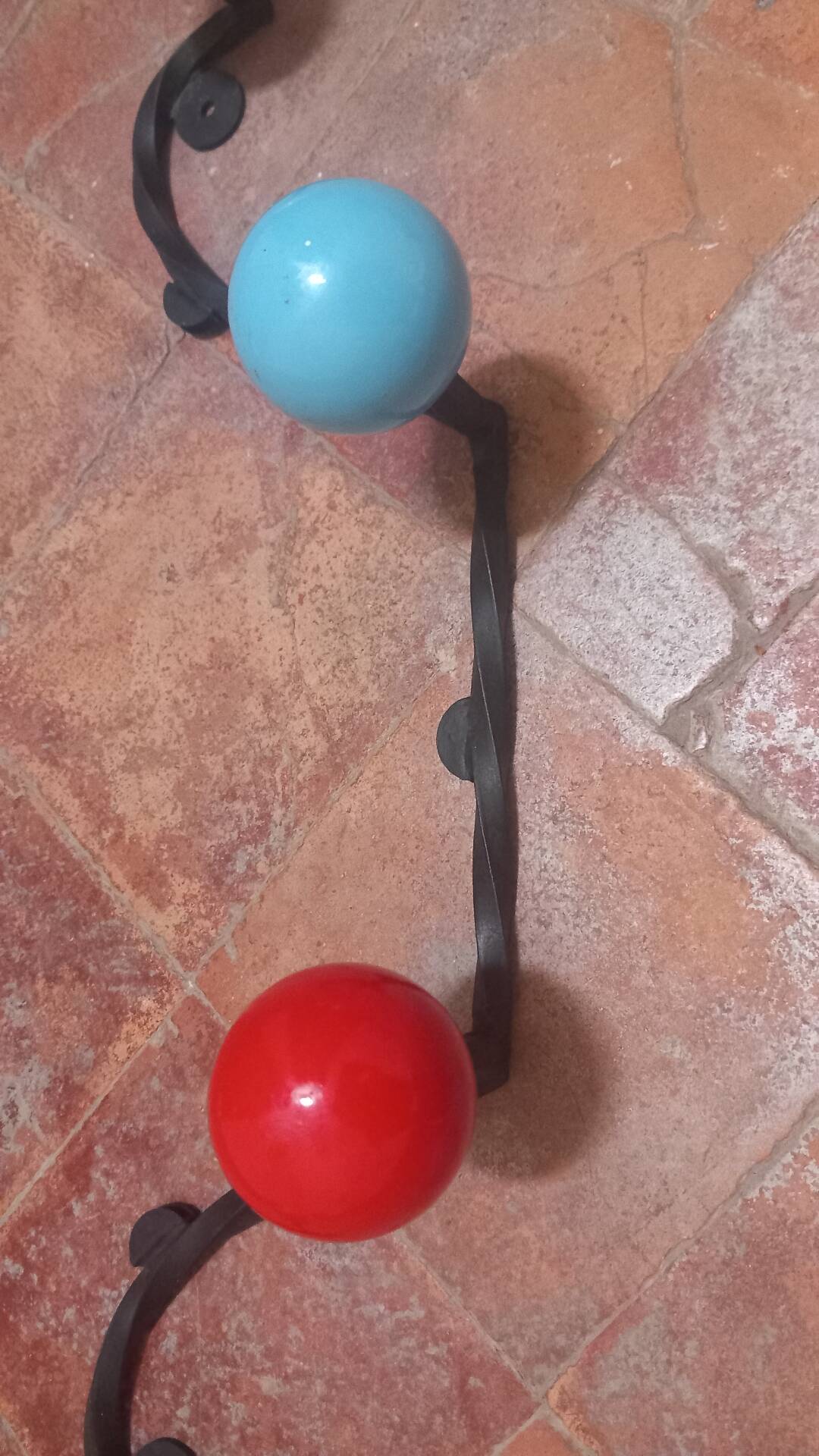 Vintage wall coat rack "Atomic" in wrought iron with multicoloured balls.