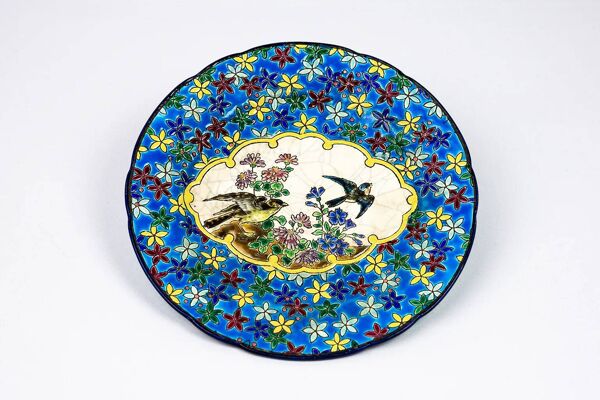 Assiette Longwy début XXe  – Émaux cloisonnés à décor d’oiseaux et fleurs