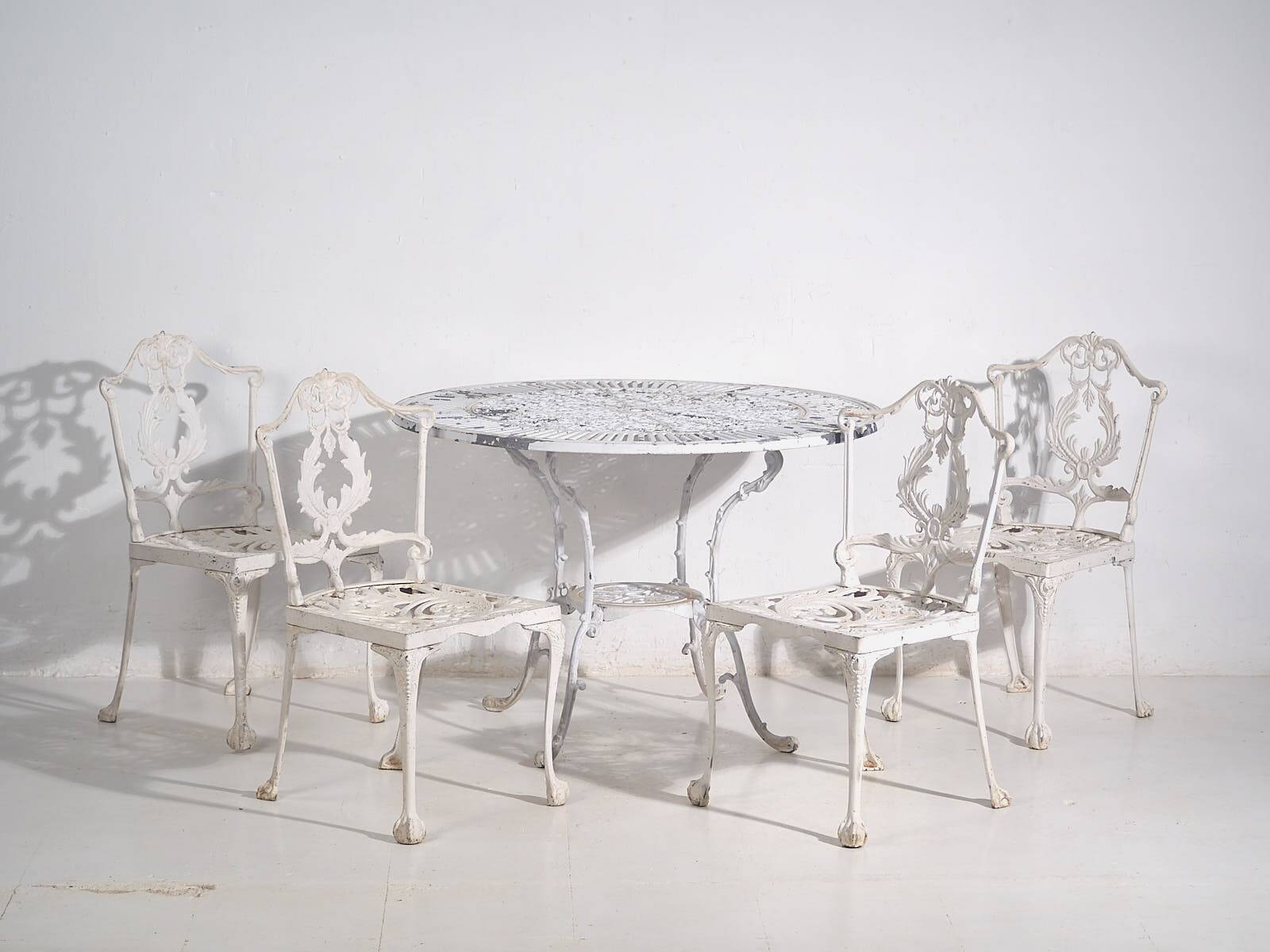 Vintage white garden table and chairs (c.1950). Set of 5 pieces.