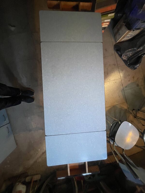 Table en formica bleu