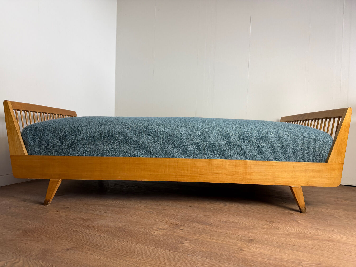 Vintage wooden bench / daybed