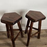 Paire de tabourets hauts tripodes en orme Aranjou