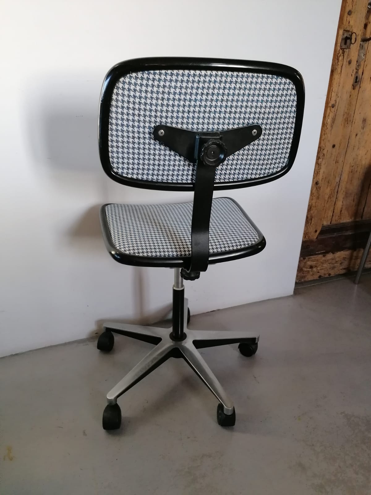 Chaise de bureau pieds de poule