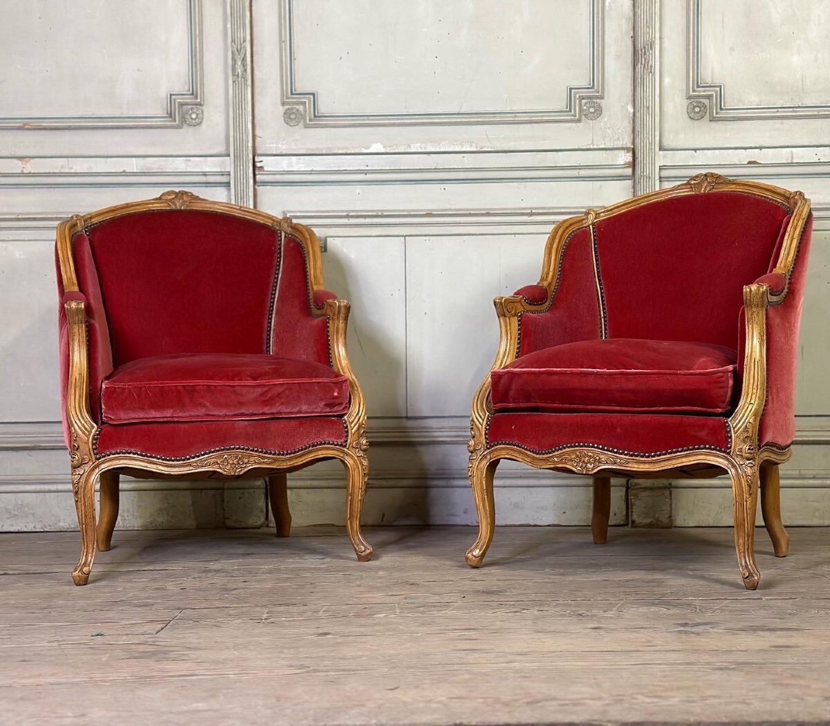 Paire de bergères en bois sculpté de style Louis XV