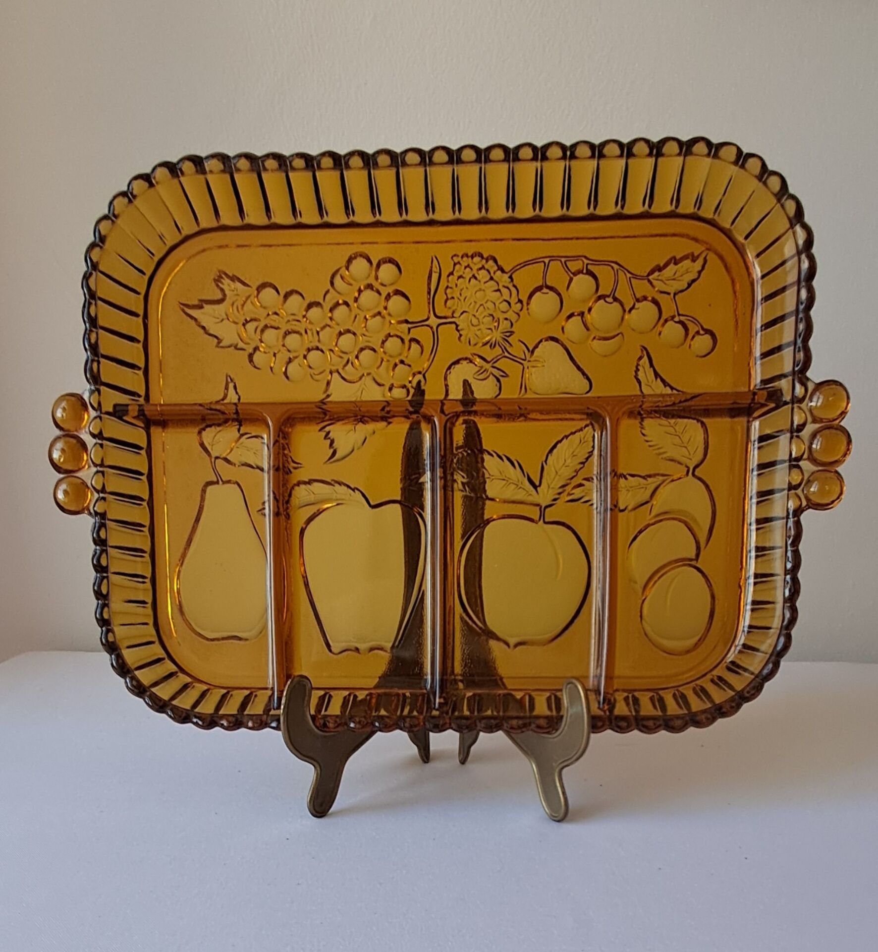 Plateau à compartiments. Verre ambré.  Années 70