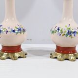 Paire de lampes à pétrole en porcelaine électrifiées, fin XIXème